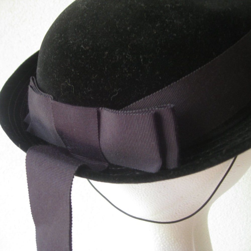 SOLD l 50s Mr Herbert Black Velvet Round Trailing Grossgrain Ribbon Bow Hat - Picture 4 of 8